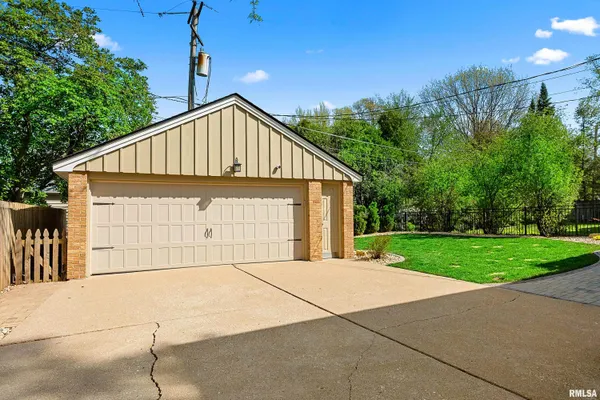 $284,900 | 301 West Hollyridge Circle, Peoria, IL 61614