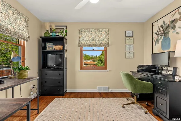 $284,900 | 301 West Hollyridge Circle, Peoria, IL 61614