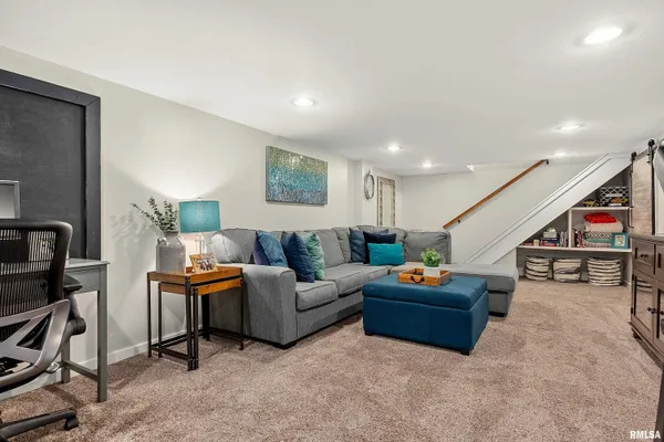 $284,900 | 301 West Hollyridge Circle, Peoria, IL 61614