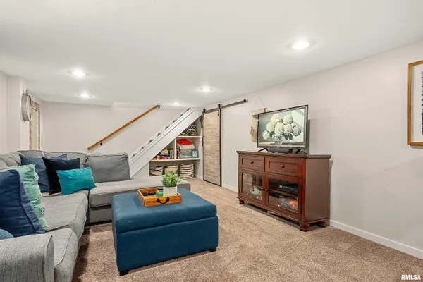$284,900 | 301 West Hollyridge Circle, Peoria, IL 61614