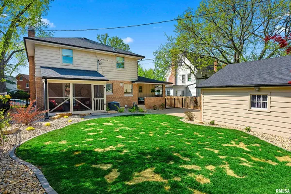 $284,900 | 301 West Hollyridge Circle, Peoria, IL 61614