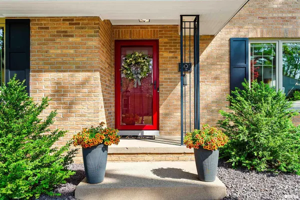$284,900 | 301 West Hollyridge Circle, Peoria, IL 61614
