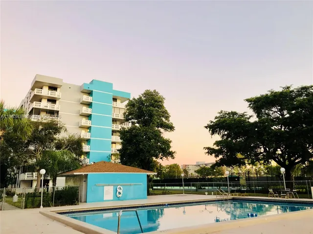 $246,000 | 919 Hillcrest Drive, Unit 304, Hollywood, FL 33021