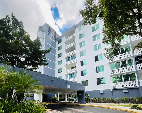 $246,000 | 919 Hillcrest Drive, Unit 304, Hollywood, FL 33021