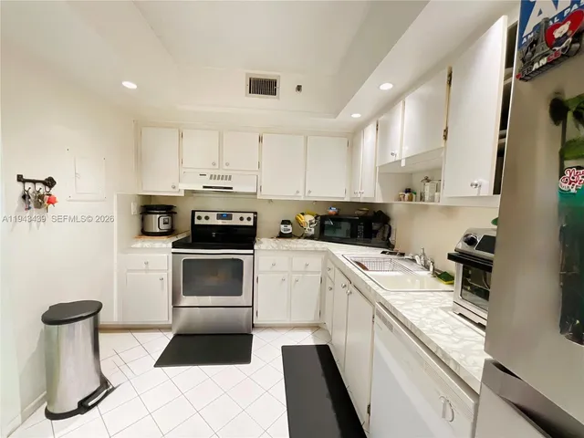 $246,000 | 919 Hillcrest Drive, Unit 304, Hollywood, FL 33021