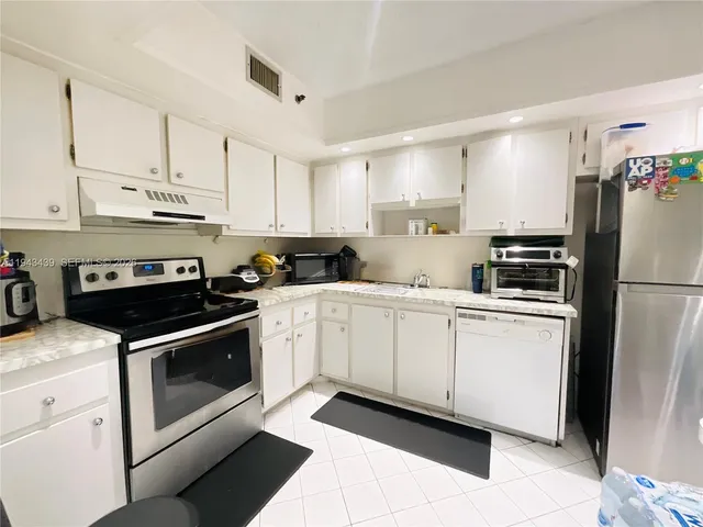 $246,000 | 919 Hillcrest Drive, Unit 304, Hollywood, FL 33021