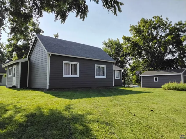 $189,000 | 309 West Lake Street, McLouth, KS 66054