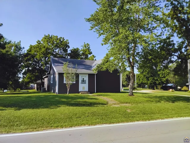 $189,000 | 309 West Lake Street, McLouth, KS 66054