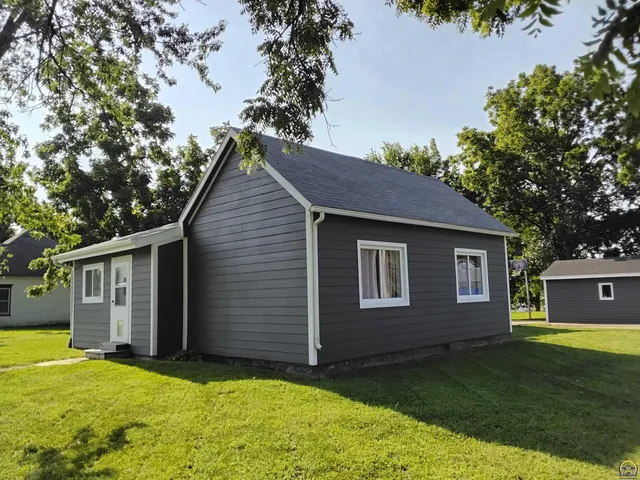 $189,000 | 309 West Lake Street, McLouth, KS 66054