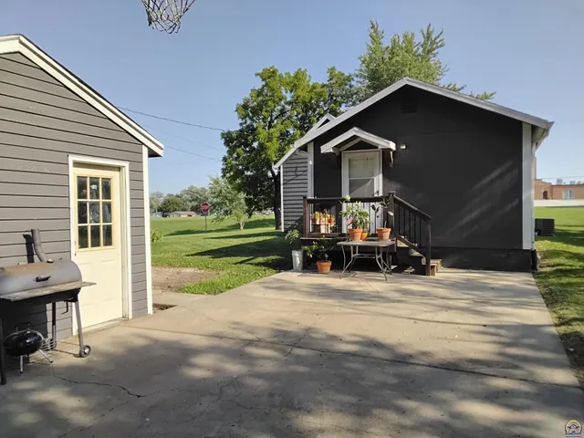 $189,000 | 309 West Lake Street, McLouth, KS 66054