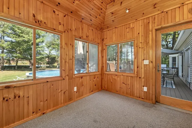 a view of an entryway with a livingroom