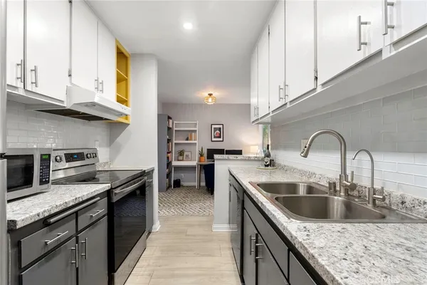 $385,000 | 18307 Burbank Boulevard, Unit 5, Tarzana, CA 91356