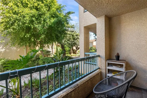 $385,000 | 18307 Burbank Boulevard, Unit 5, Tarzana, CA 91356