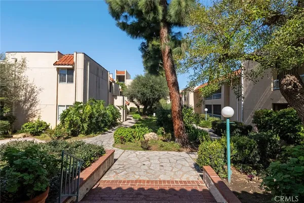 $385,000 | 18307 Burbank Boulevard, Unit 5, Tarzana, CA 91356