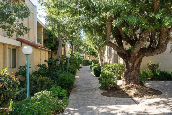 $385,000 | 18307 Burbank Boulevard, Unit 5, Tarzana, CA 91356