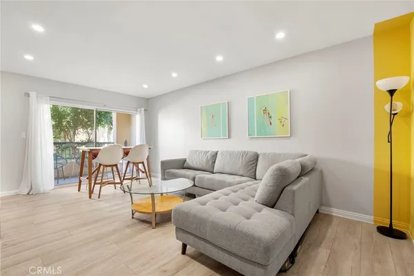 $385,000 | 18307 Burbank Boulevard, Unit 5, Tarzana, CA 91356