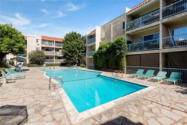 $385,000 | 18307 Burbank Boulevard, Unit 5, Tarzana, CA 91356