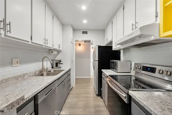 $385,000 | 18307 Burbank Boulevard, Unit 5, Tarzana, CA 91356