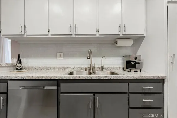 $385,000 | 18307 Burbank Boulevard, Unit 5, Tarzana, CA 91356