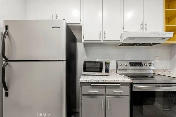 $385,000 | 18307 Burbank Boulevard, Unit 5, Tarzana, CA 91356