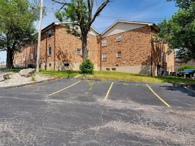 $84,900 | 6910 Colonial Woods Drive, Unit 95, St. Louis, MO 63129