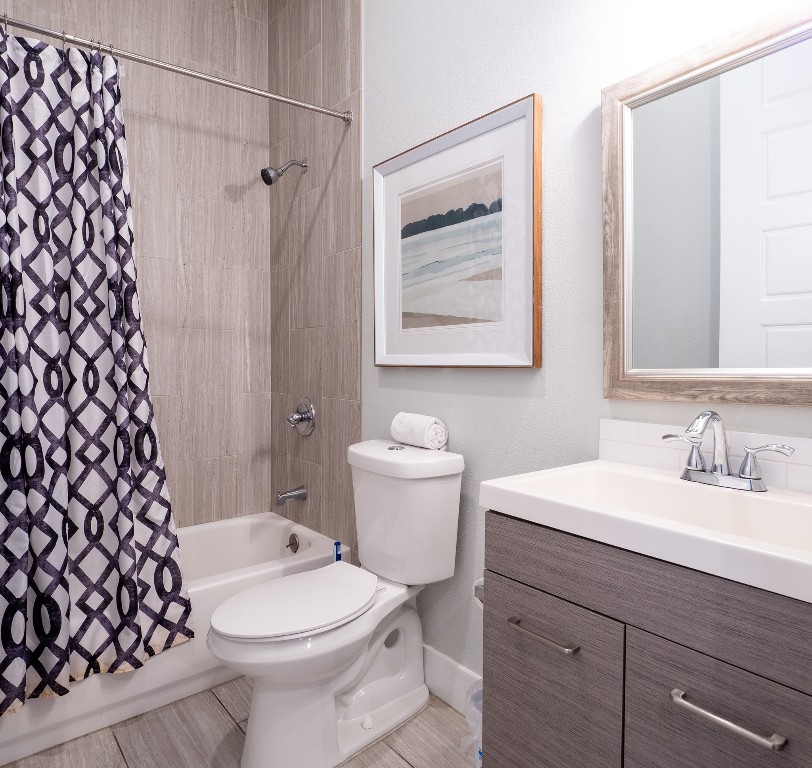 4507 East Martin Luther King Jr Boulevard, Unit 123 Austin, TX 78721 - Photo 17 of 26 Full bath featuring shower / tub combo with curtain and vanity