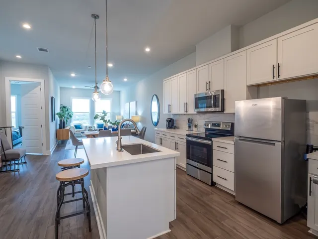 a view of entryway front of a building