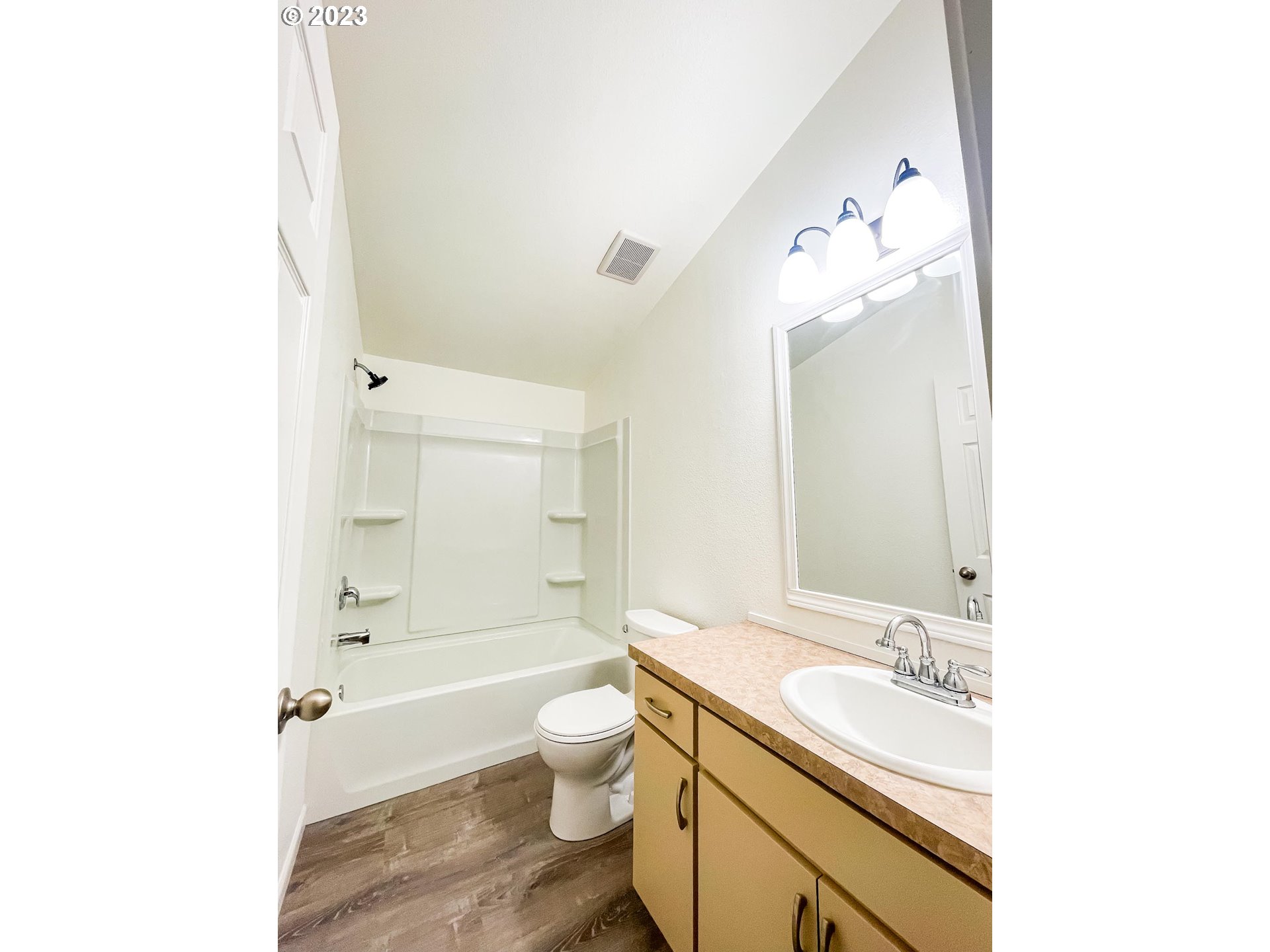 938 Water Street Springfield, OR 97477 - Photo 20 of 28 a bathroom with a sink a toilet and a bathtub