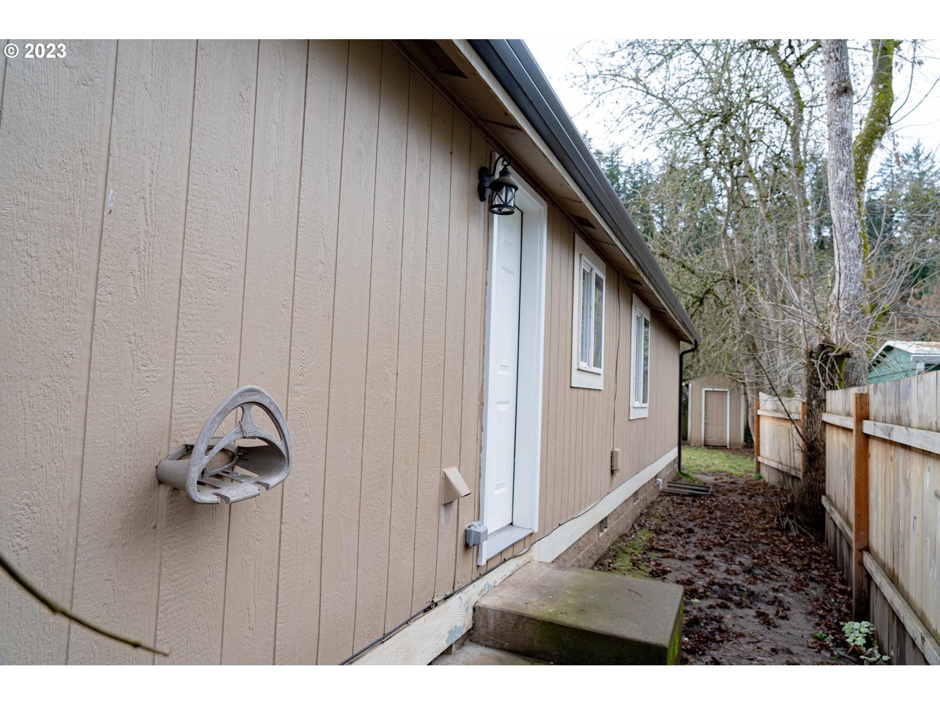 938 Water Street Springfield, OR 97477 - Photo 26 of 28 a backyard of a house