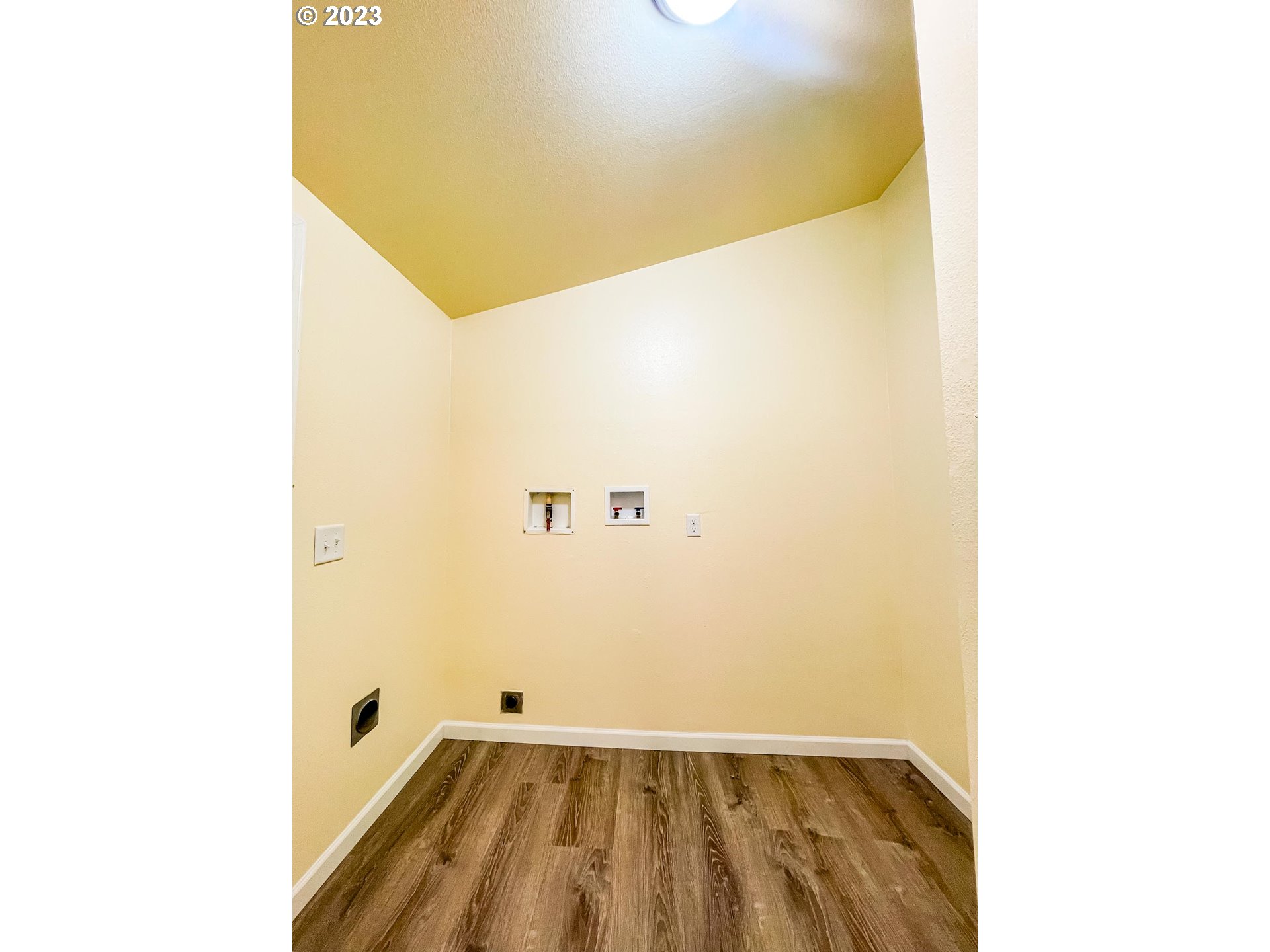938 Water Street Springfield, OR 97477 - Photo 9 of 28 a view of bathroom