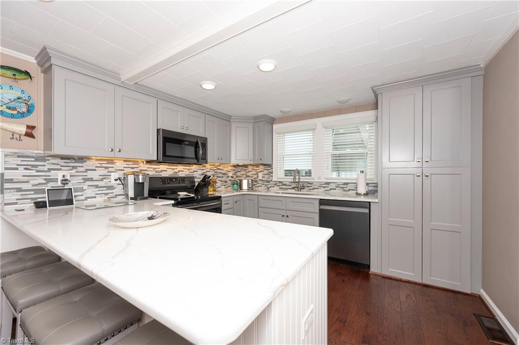 2113 Warf Road Lexington, NC 27292 - Photo 28 of 50 Spacious breakfast bar and 4 bar stools can remain