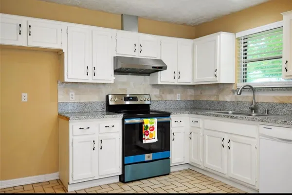 $1,800 | 16814 Winnstream Lane, Sugar Land, TX 77498