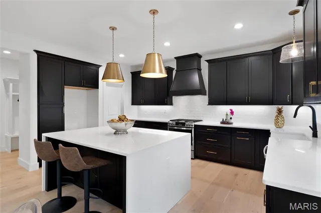 $923,500 | 2017 Woodsey Drive, Brentwood, MO 63144