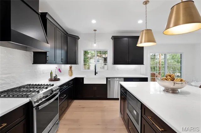 $923,500 | 2017 Woodsey Drive, Brentwood, MO 63144