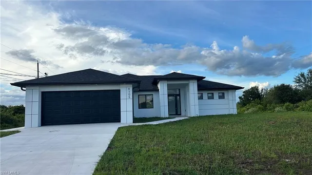 a view of a house with a yard