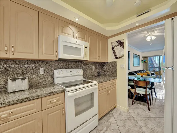 $2,550 | 201 178th Drive, Unit 439, Sunny Isles Beach, FL 33160