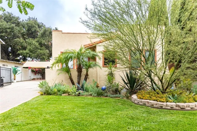 a view of a backyard