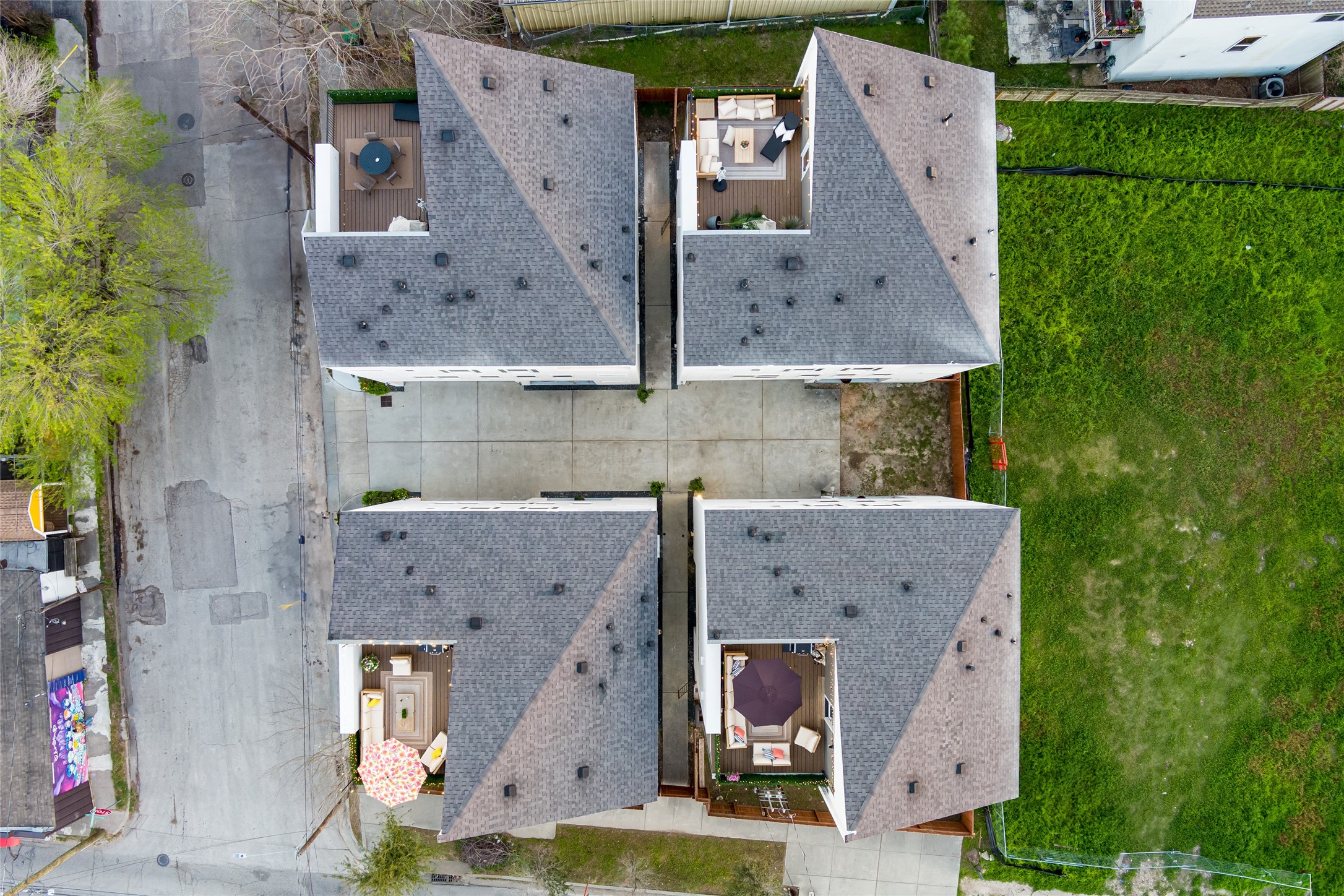 915 Thompson Street Houston, TX 77007 - Photo 17 of 42 an aerial view of a house with a yard and a large tree