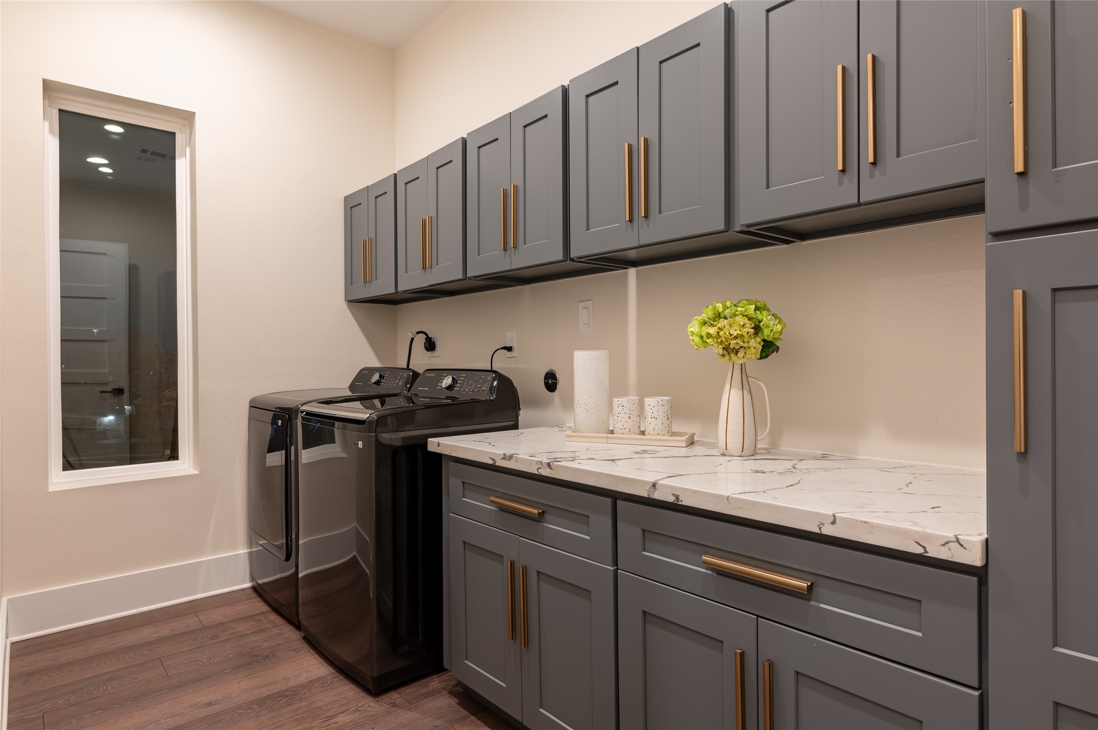 915 Thompson Street Houston, TX 77007 - Photo 23 of 42 a kitchen with stainless steel appliances granite countertop a sink stove and cabinets