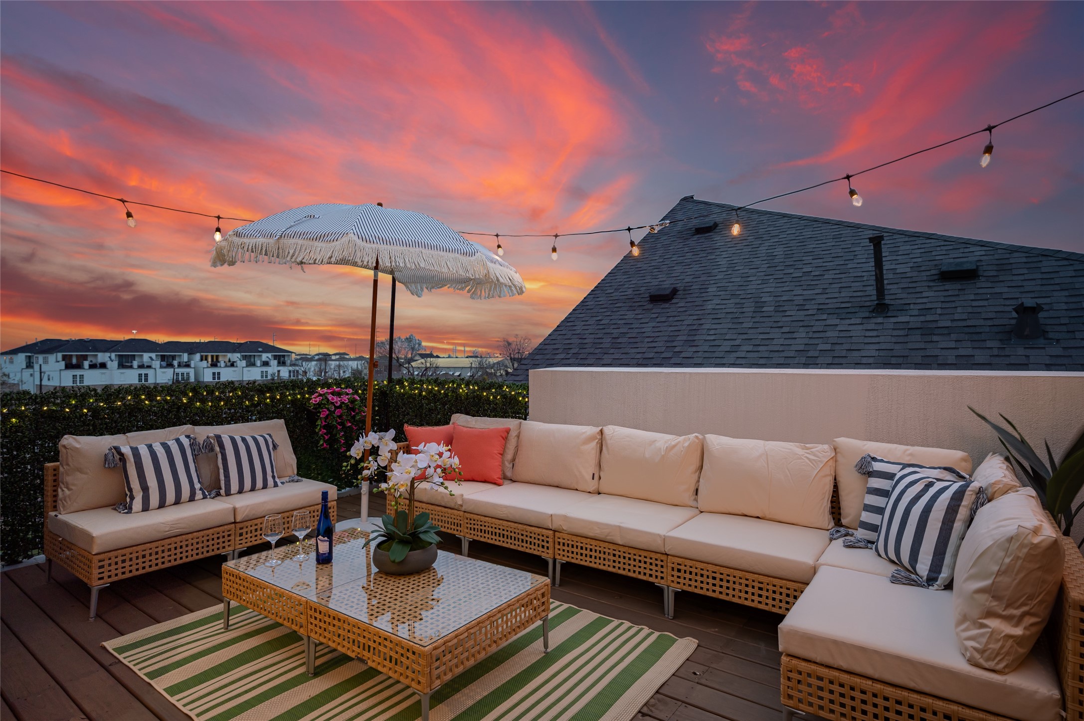 915 Thompson Street Houston, TX 77007 - Photo 24 of 42 a terrace of a house with couches and city view