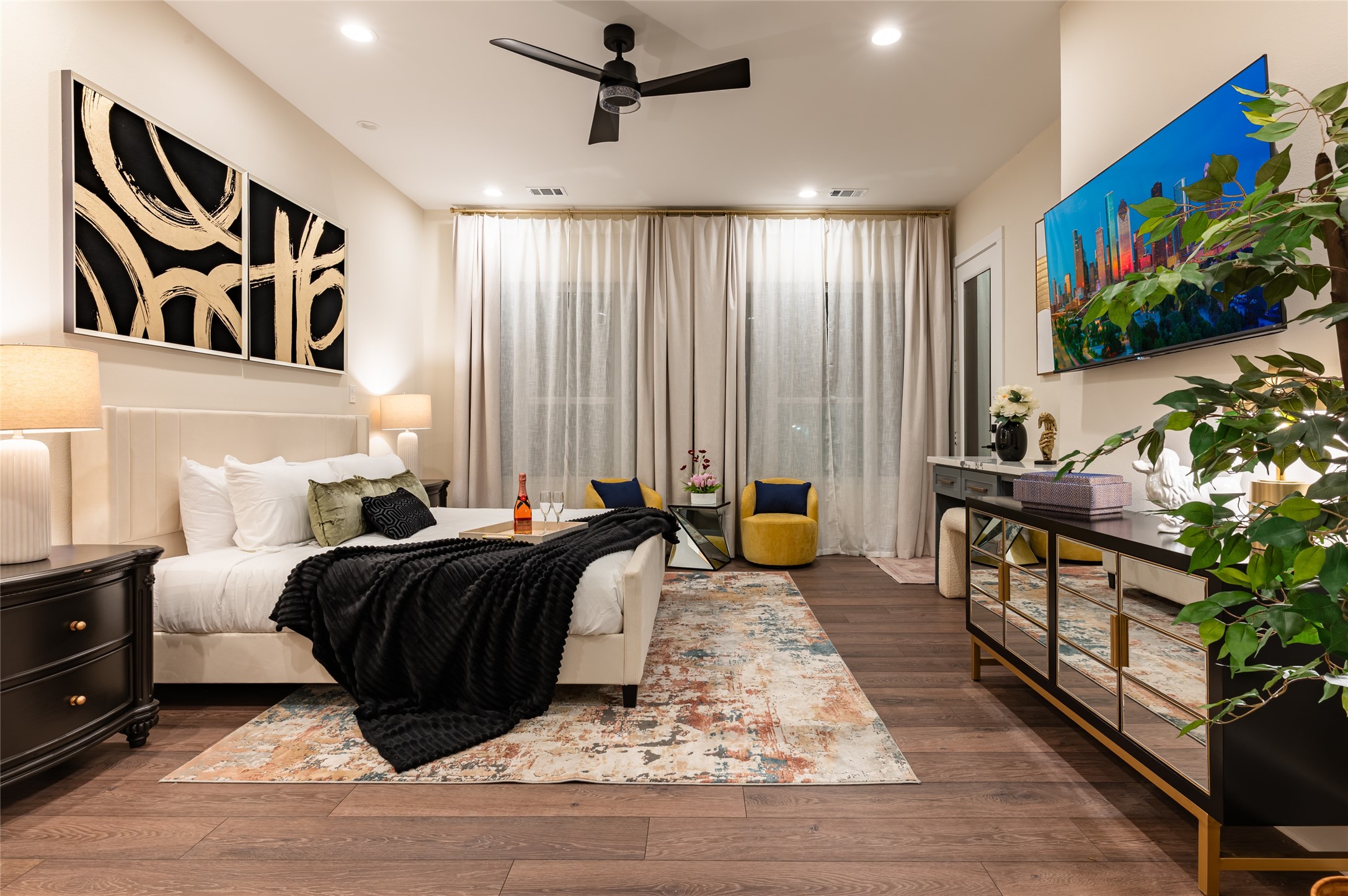 915 Thompson Street Houston, TX 77007 - Photo 25 of 42 a bed room with a bed and a couch