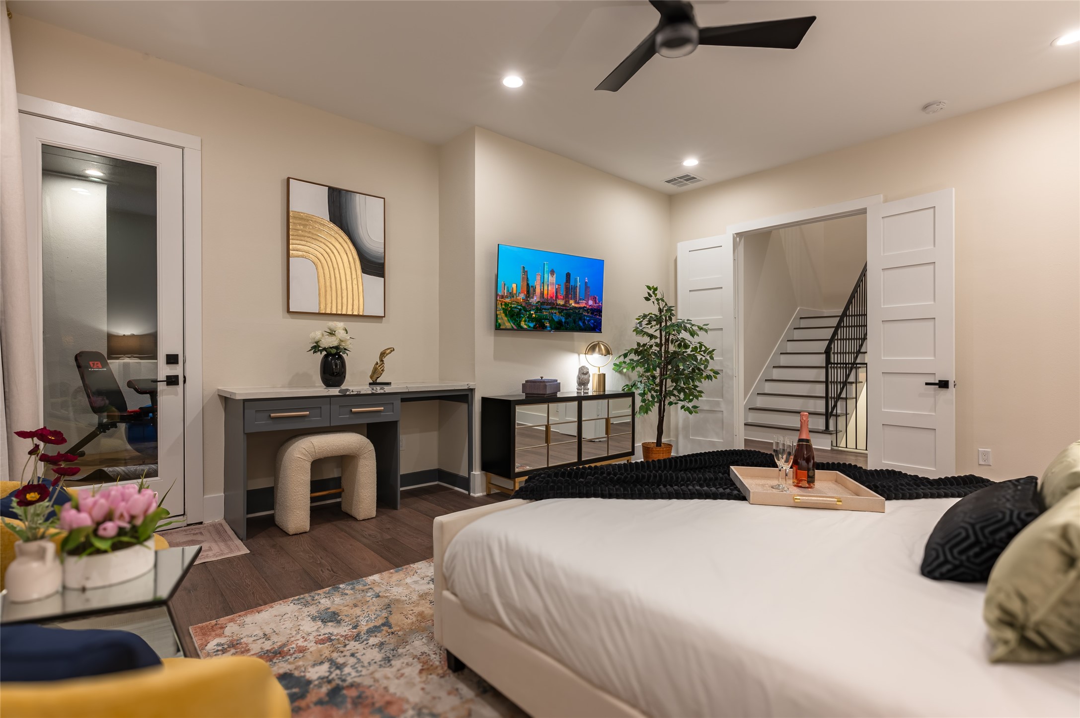 915 Thompson Street Houston, TX 77007 - Photo 28 of 42 a bedroom with a bed and a flat screen tv