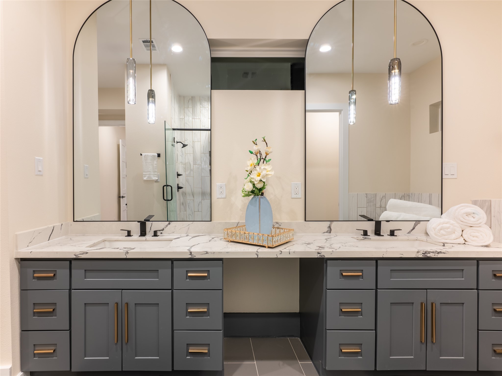915 Thompson Street Houston, TX 77007 - Photo 29 of 42 a bathroom with a double vanity sink and a mirror