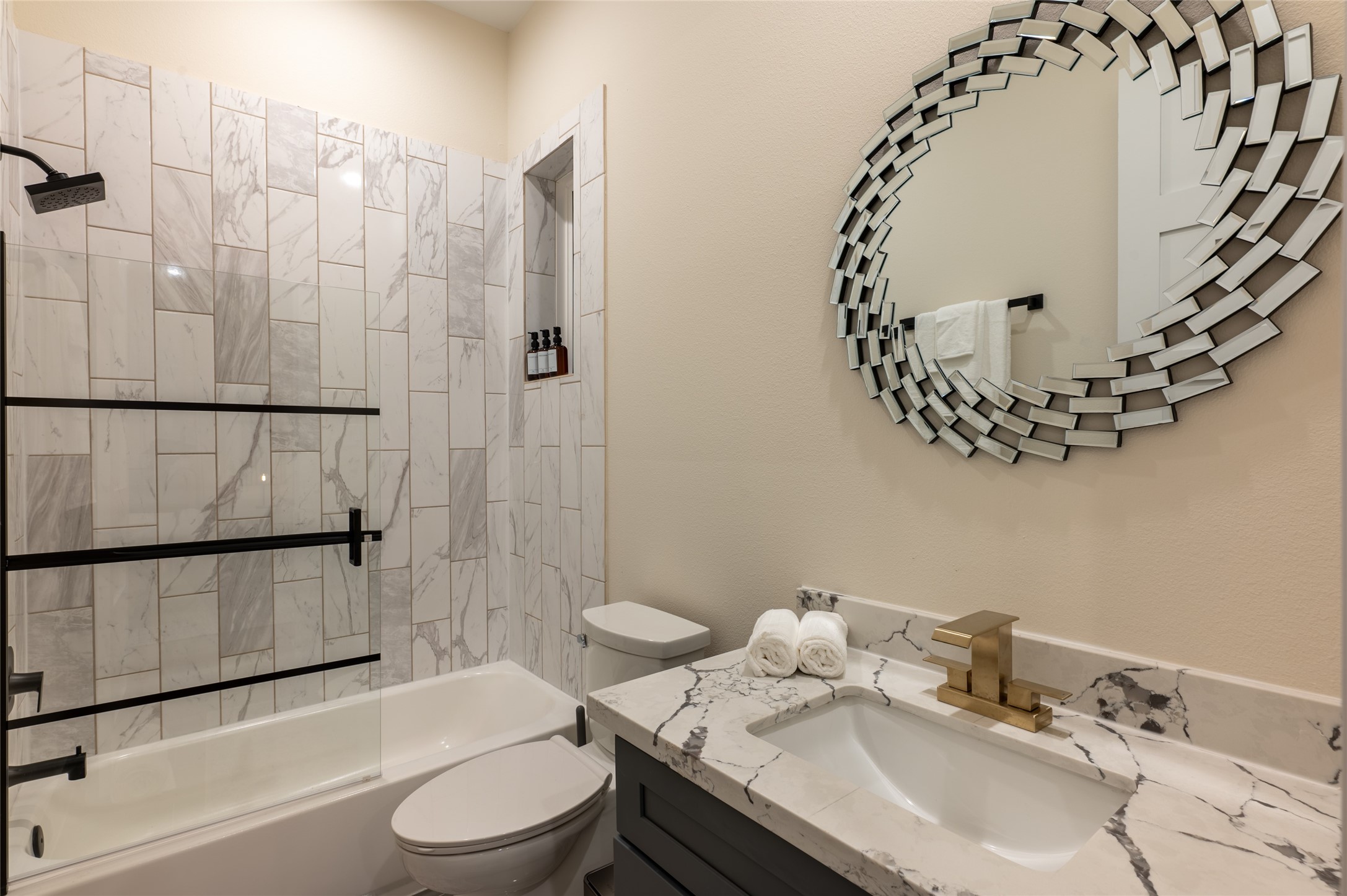 915 Thompson Street Houston, TX 77007 - Photo 33 of 42 a bathroom with a sink toilet and shower