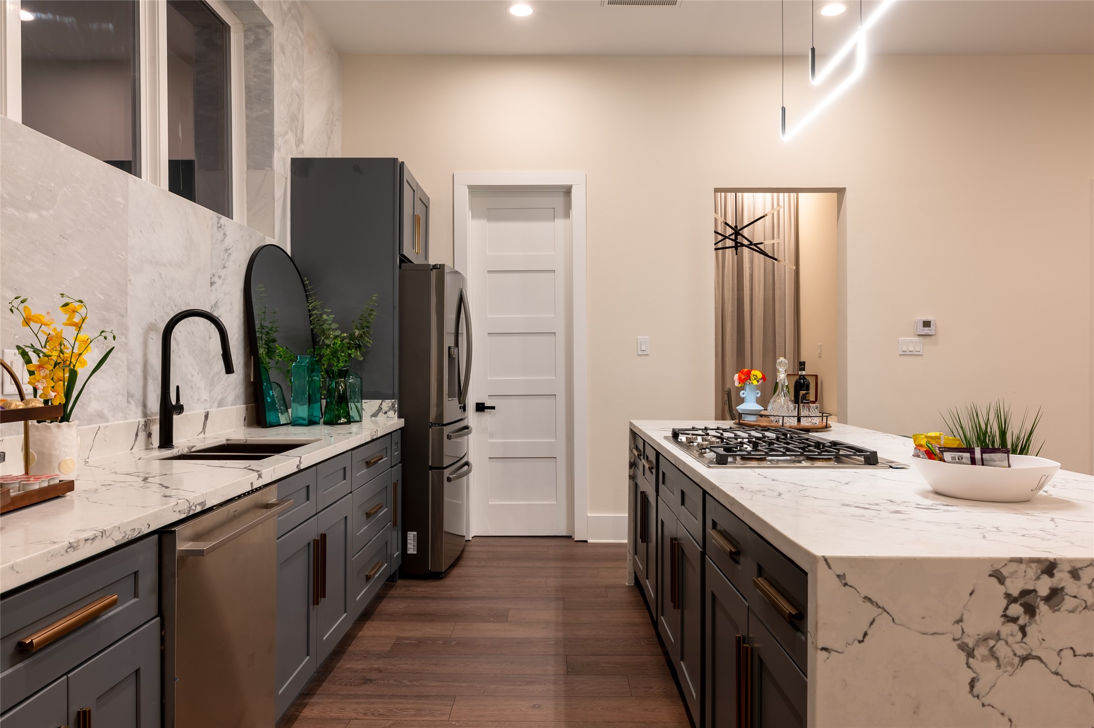 915 Thompson Street Houston, TX 77007 - Photo 40 of 42 a kitchen with stainless steel appliances a sink stove and refrigerator