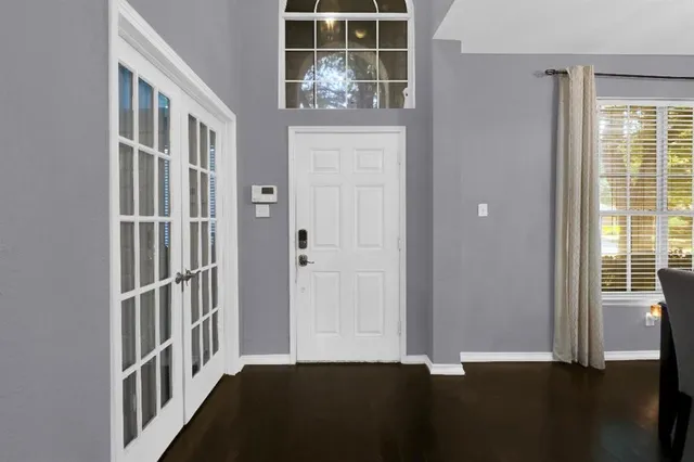 an entryway and a window in a room