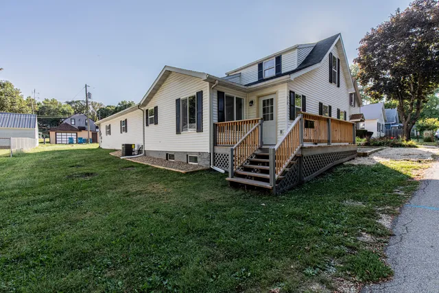 a view of a house with a yard