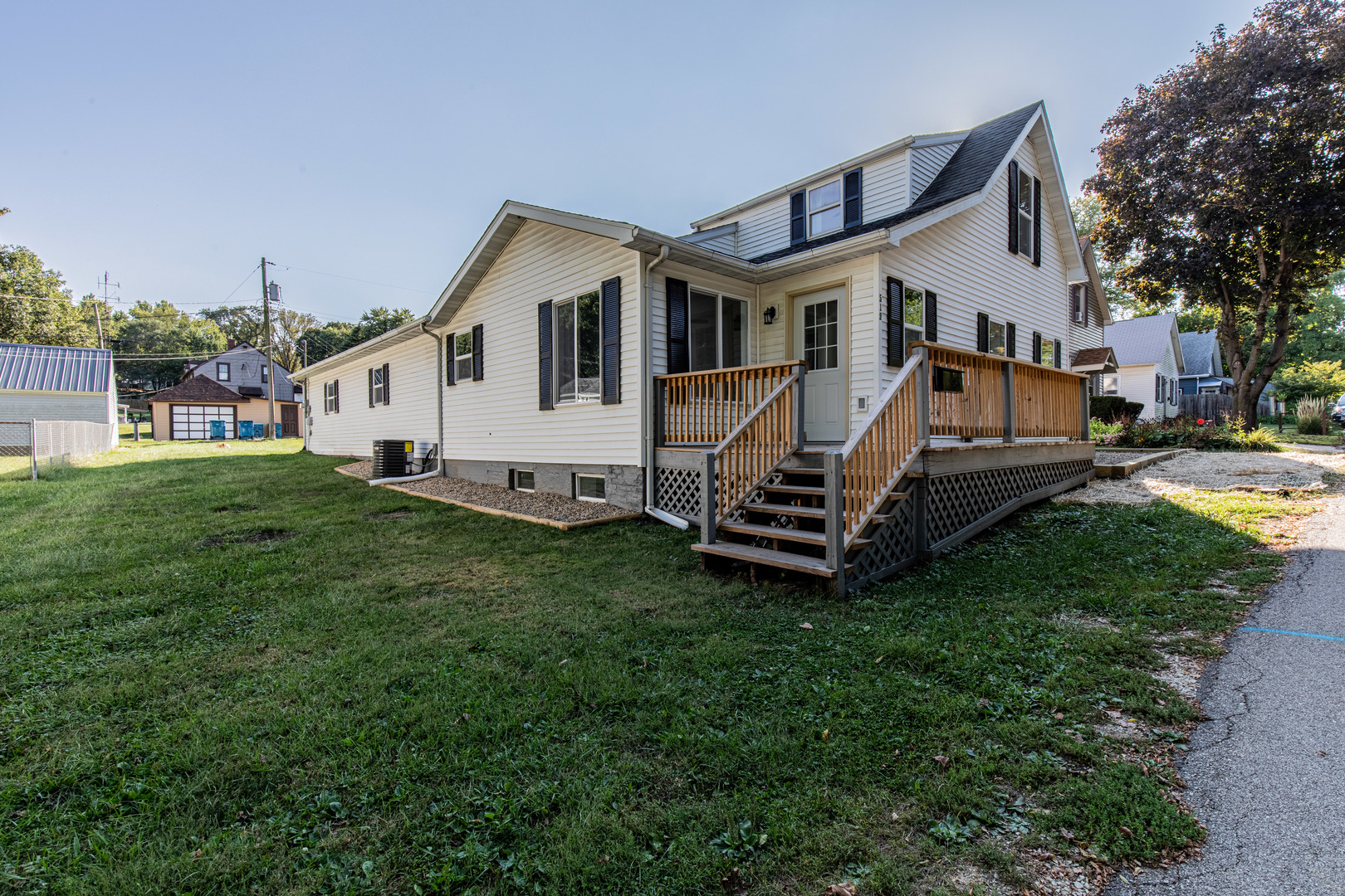 519 East Dakota Street Spring Valley, IL 61362 - Photo 3 of 23 a view of a house with a yard
