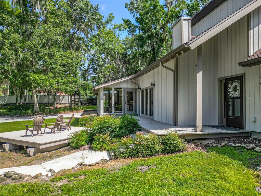 4661 Southwest 7th Avenue Road Ocala, FL 34471 - Photo 4 of 94 a front view of a house with garden