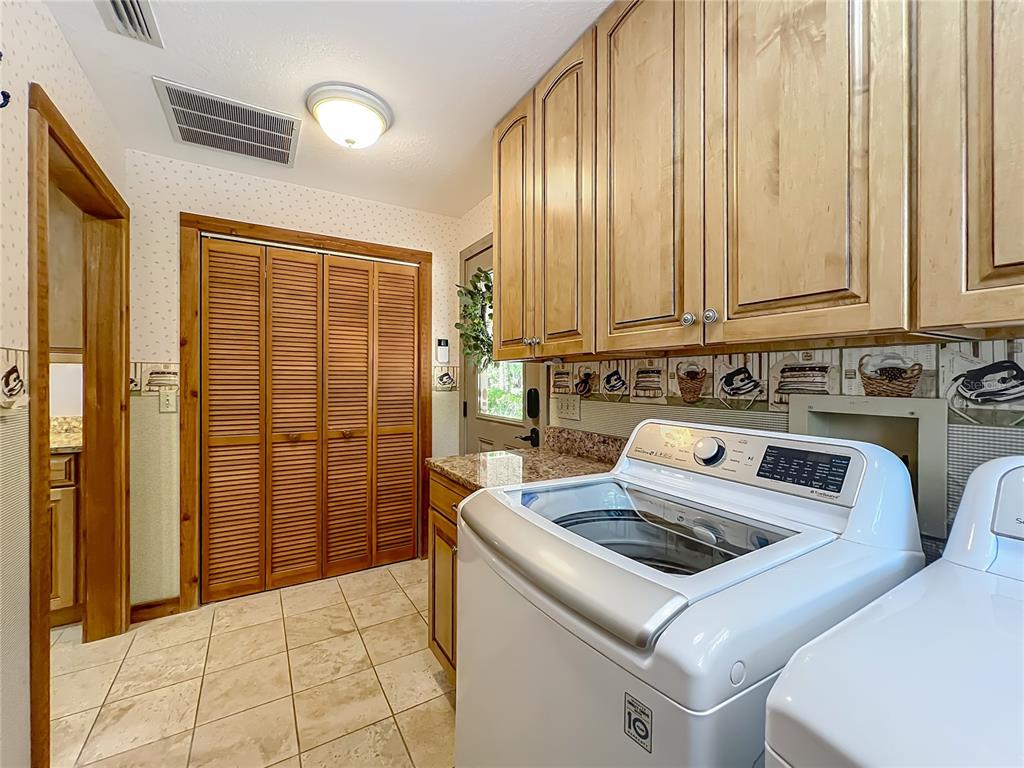 4661 Southwest 7th Avenue Road Ocala, FL 34471 - Photo 59 of 94 a utility room with dryer and washer